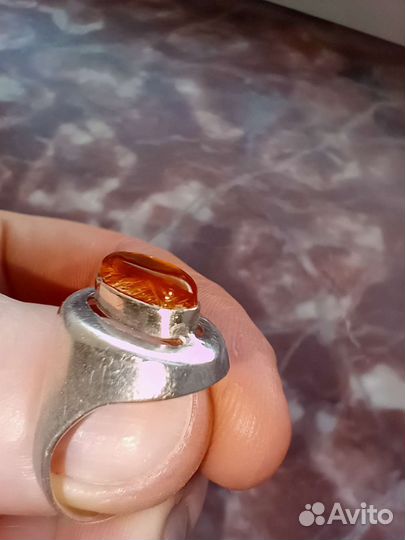 Серебряное кольцо с медовым янтарем