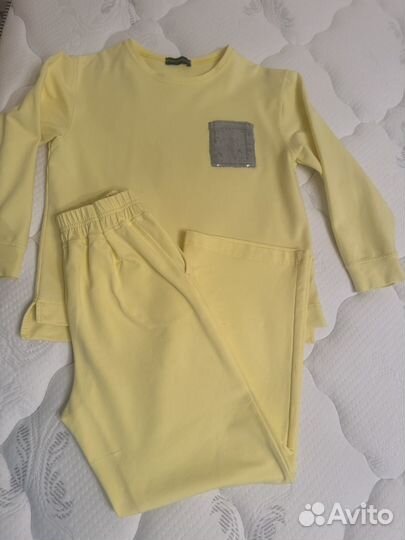 Костюм, джинсы и 4 футболки