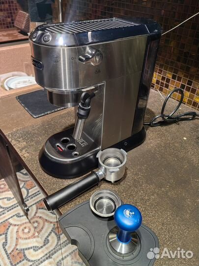 Рожковая кофемашина Delonghi dedica EC 685