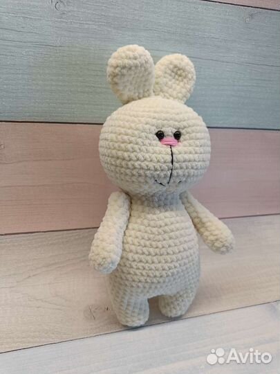 Вязанная плюшевая игрушка Заяц