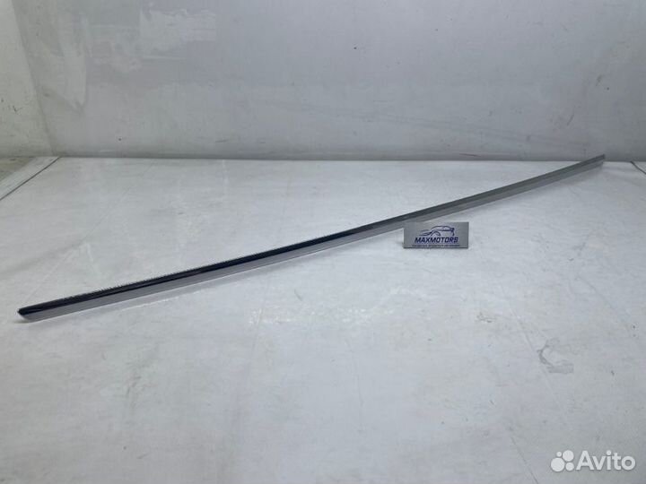 Молдинг на дверь передний правый Volkswagen Passat