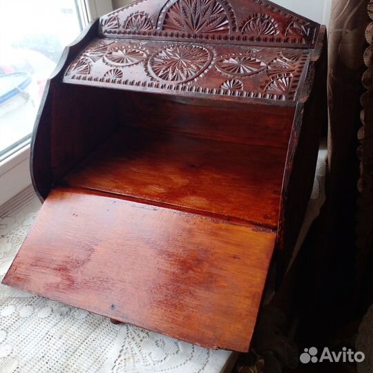 Резная деревянная хлебница ручной работы