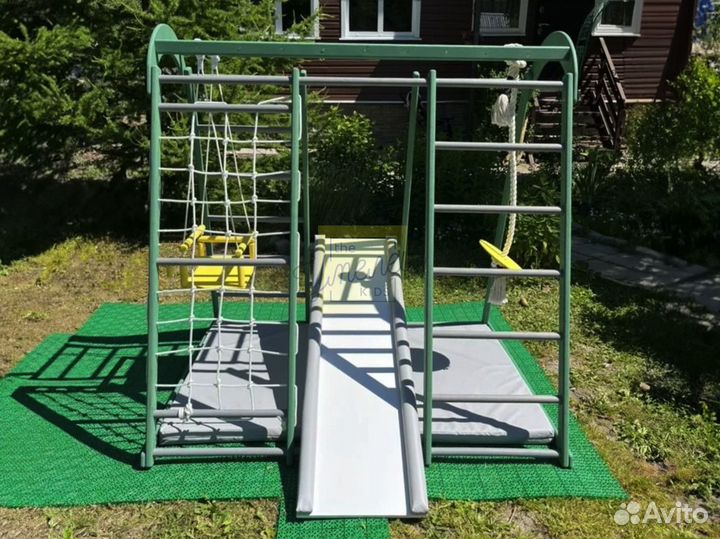 Уличная детская площадка