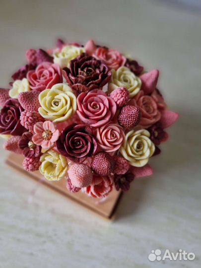 Шоколадные цветы в коробке