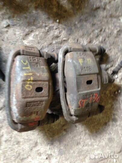 Суппорт передний правый Toyota Corona Carina ST170