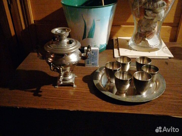 Самовар и поднос с рюмками