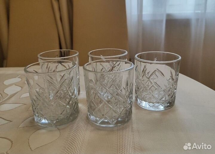 Столовые приборы и посуда