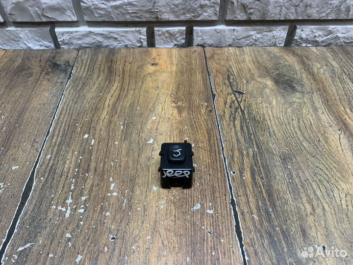 Jeep Grand Cherokee Кнопка закрывания багажника