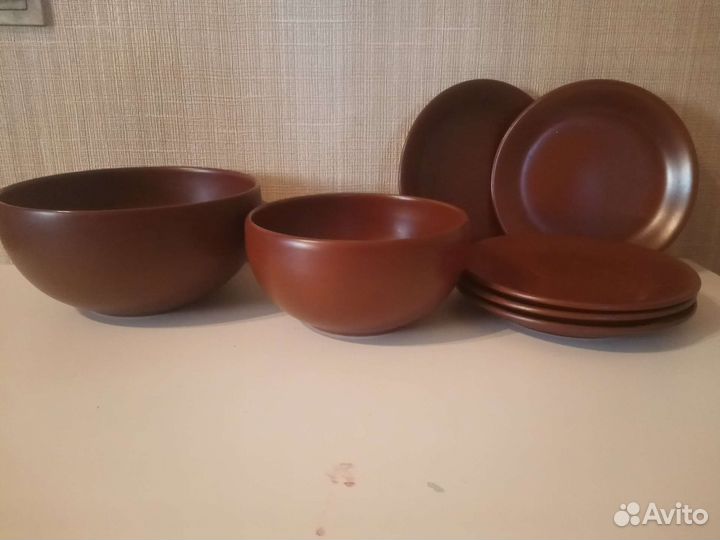 Посуда горшки, тарелки из красной глины