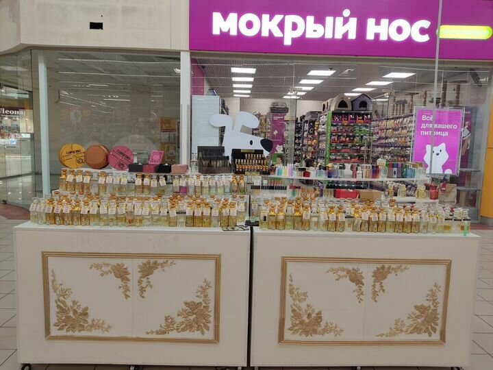 Торговые места.Хорошая проходимость.Прилавки рейлы