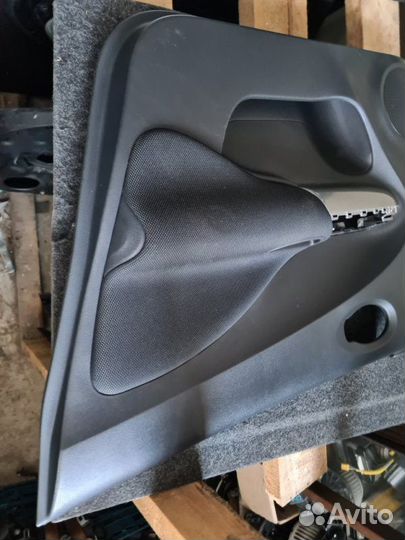 Обшивка двери передняя Nissan Juke F15 HR16DE 2011