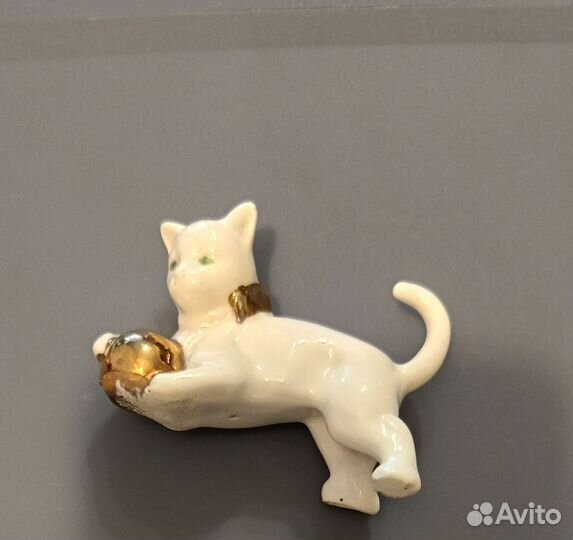 Статуэтка фарфор кошка с золотым мячом Европа