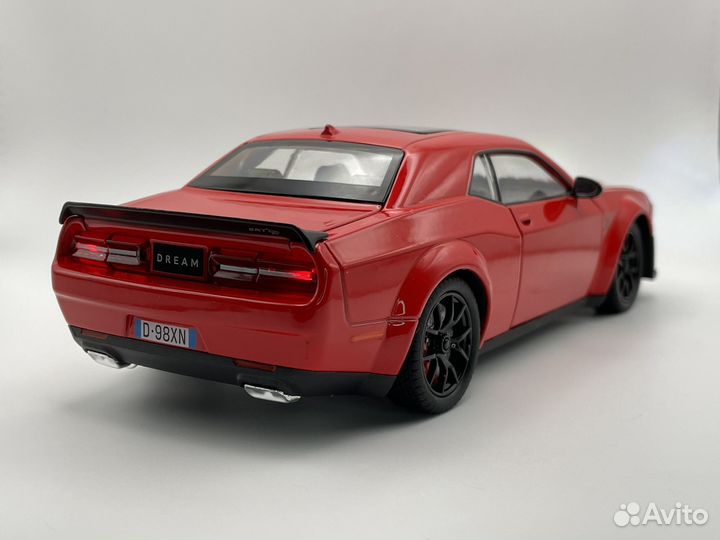 Модель автомобиля Dodge Challenger Hellcat 1:24