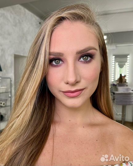Модель на укладку локоны и макияж нюд
