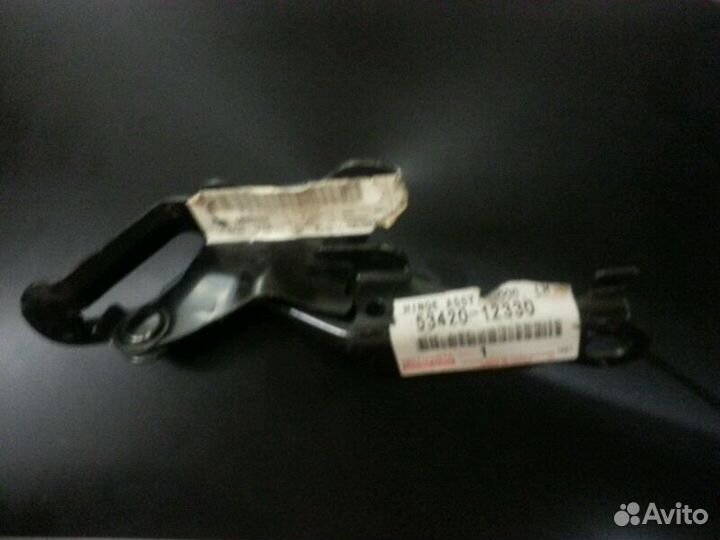 Петля капота