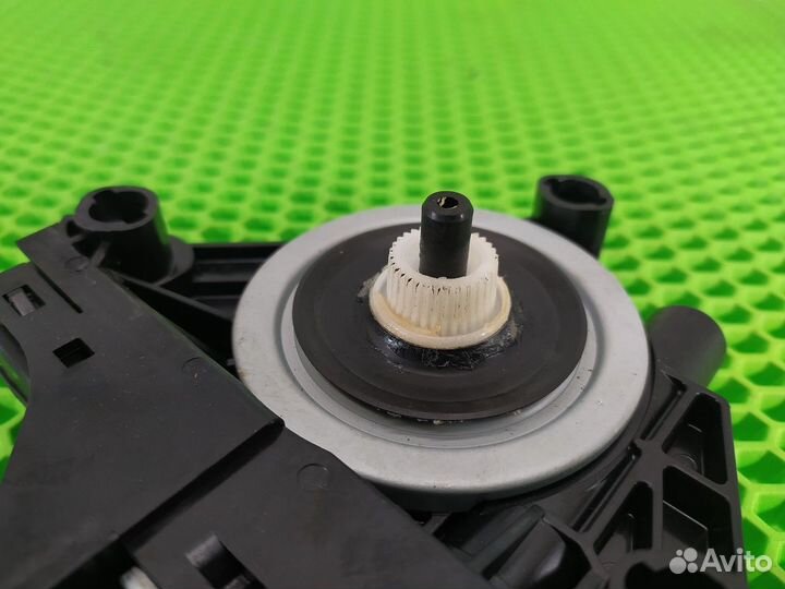 Моторчик стеклоподъемника передний левый L