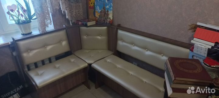 Продаётся уголок кухонный и стол