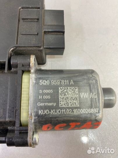 Мотор стеклоподъемника задний левый Skoda Octavia