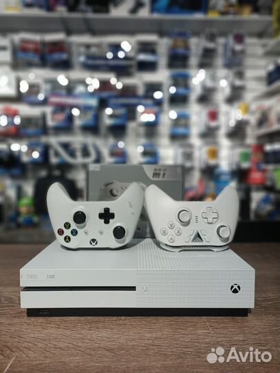Xbox One S 1000gb + два геймпада