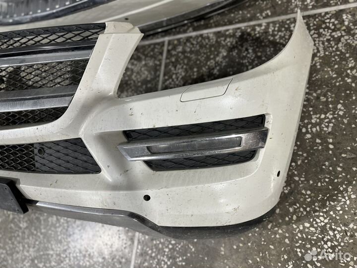 Передний оригинал бампер на Mercedes-Benz GL(166)