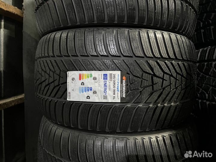 Hankook Winter I'Cept Evo 3 W330 275/35 R19 и 285/30 R20 104V
