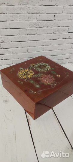 Старинная деревянная шкатулка