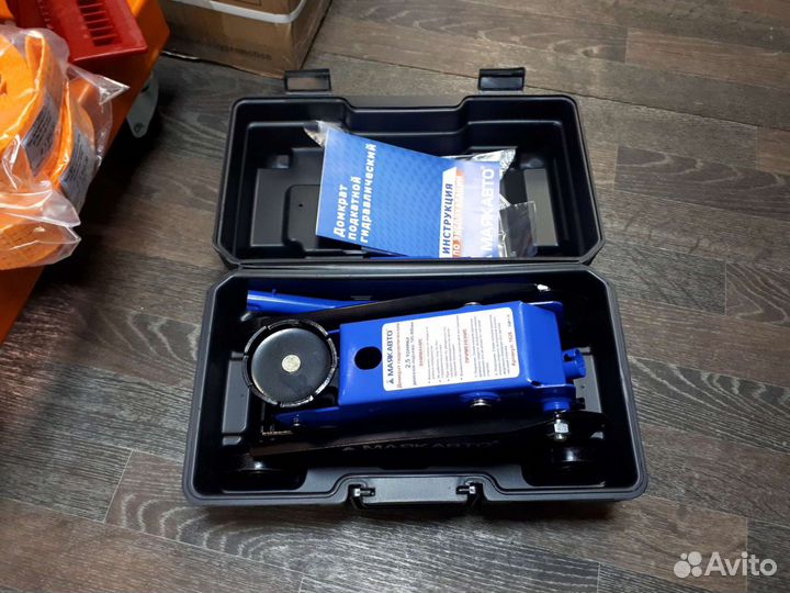 Домкрат подкатной 2.5 Тонны в кейсе Маякавто