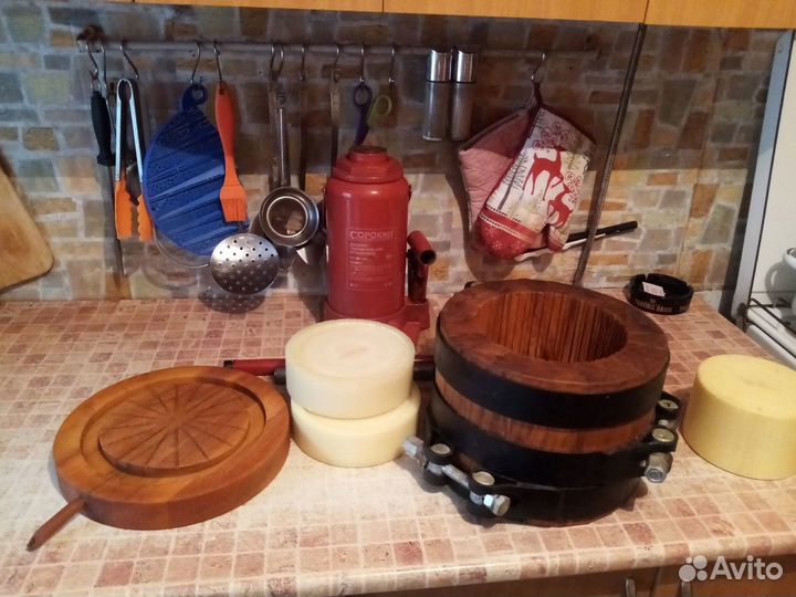 Для отжима масла пресс с деревянным бочонком