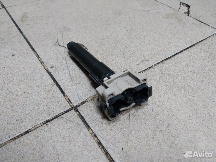 Форсунка омывателя фар передняя правая Toyota Land