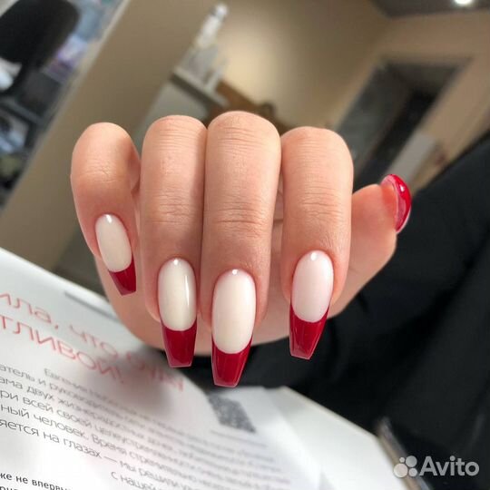 Модель на маникюр