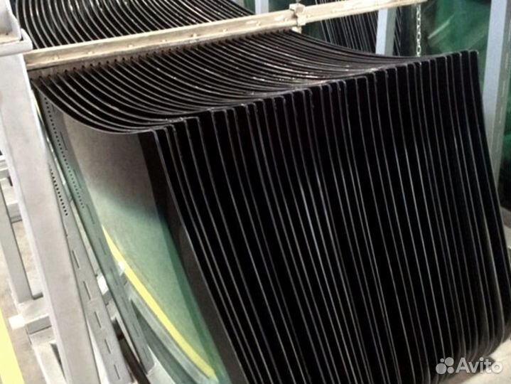 Стекло двери правое Komatsu