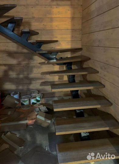 Лестница на металлокаркасе закрытого типа