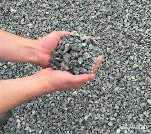 Раскидать щебень вручную. Дорожки из асфальтной крошки. Лопата для щебня и гравия. Пгс отсыпка двора. Щебенка для стяжки.