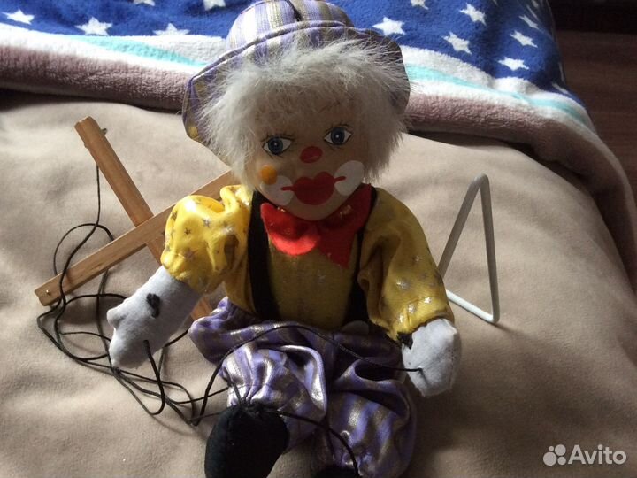Кукла фарфоровая и марионетка клоун