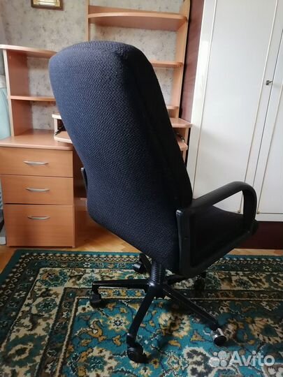 Компьютерный стол с креслом