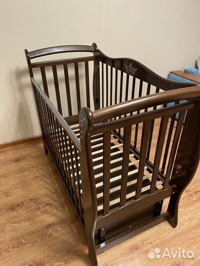 Детская кроватка с маятником