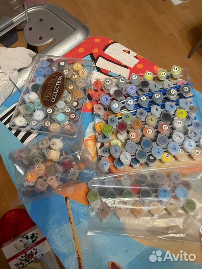 Обширная палитра акриловых красок