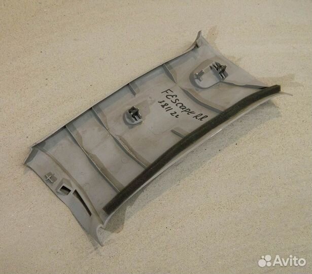 Обшивка стойки задней правой Ford Escape 1