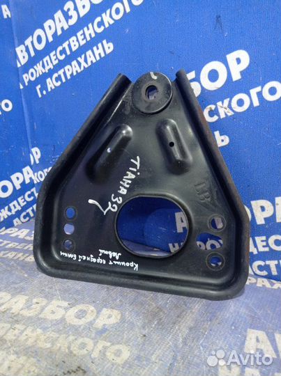 Левый кронштейн переднего подрамника Nissan Teana