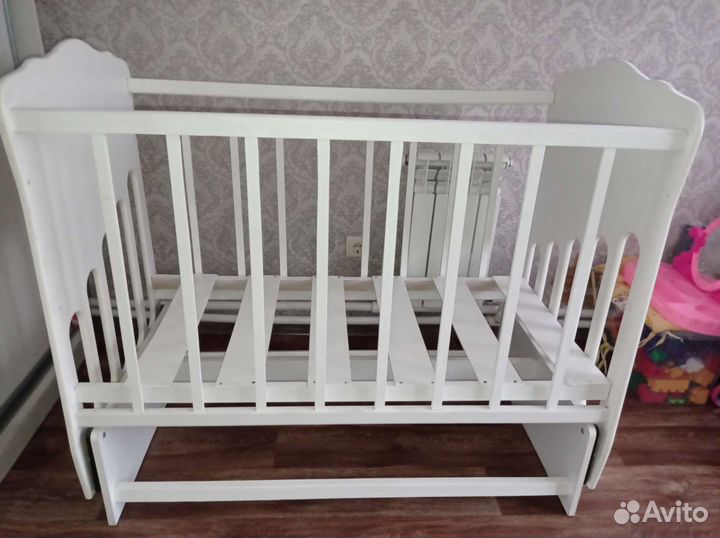 Детская кроватка с маятником
