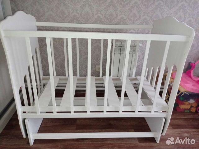Детская кроватка с маятником