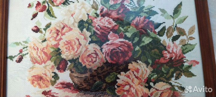 Картина вышитая крестом Розы оформленная в раму