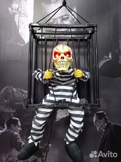 Заключённый в клетке Раздвигает решётки руками