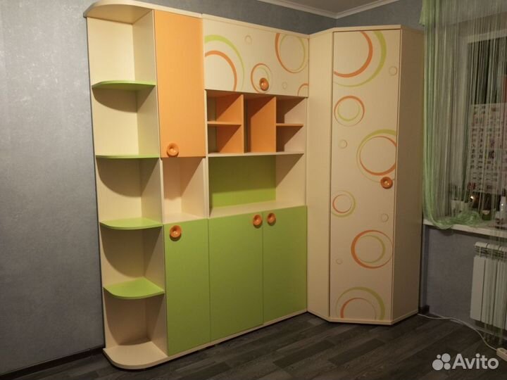 Угловой шкаф + стол, в детскую