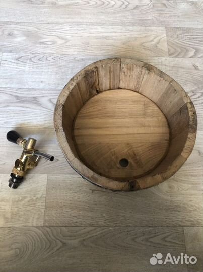 Срез бочки с краном под вино