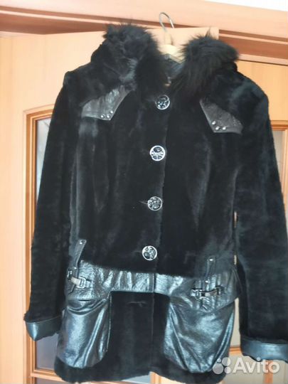 Шуба мутоновая с капюшоном, укороченная