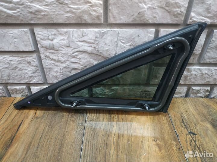 Seat Leon (1P1) Стекло кузовное глухое правое
