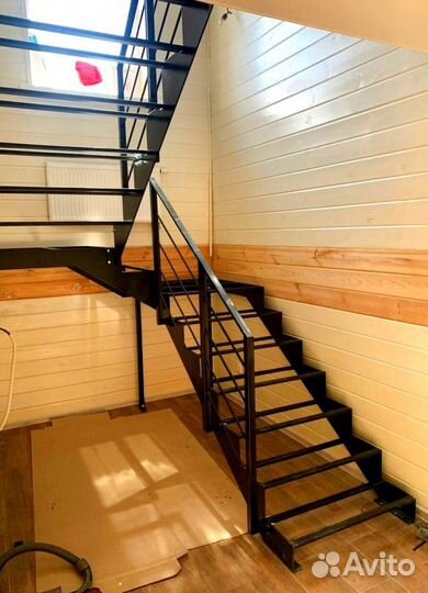 Лестница на металлокаркасе открытого типа