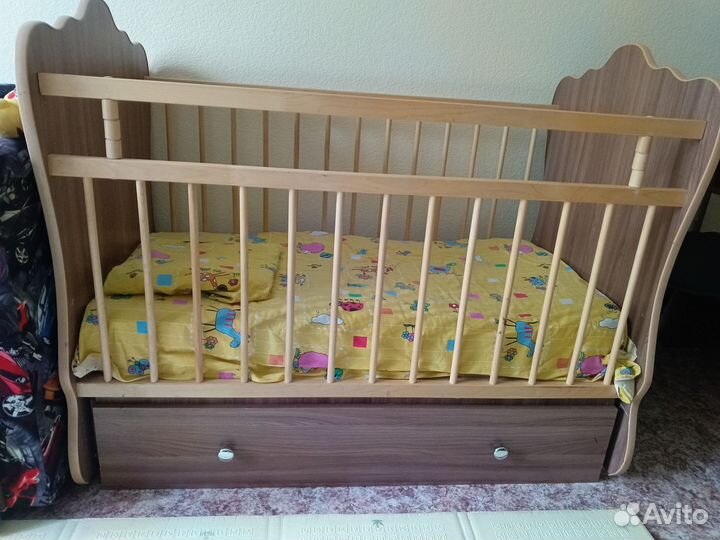 Детская кроватка с поперечным маятником