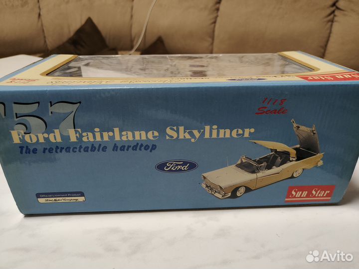Ford Fairlane 500 Skylaner 1957 1/18 SunStar